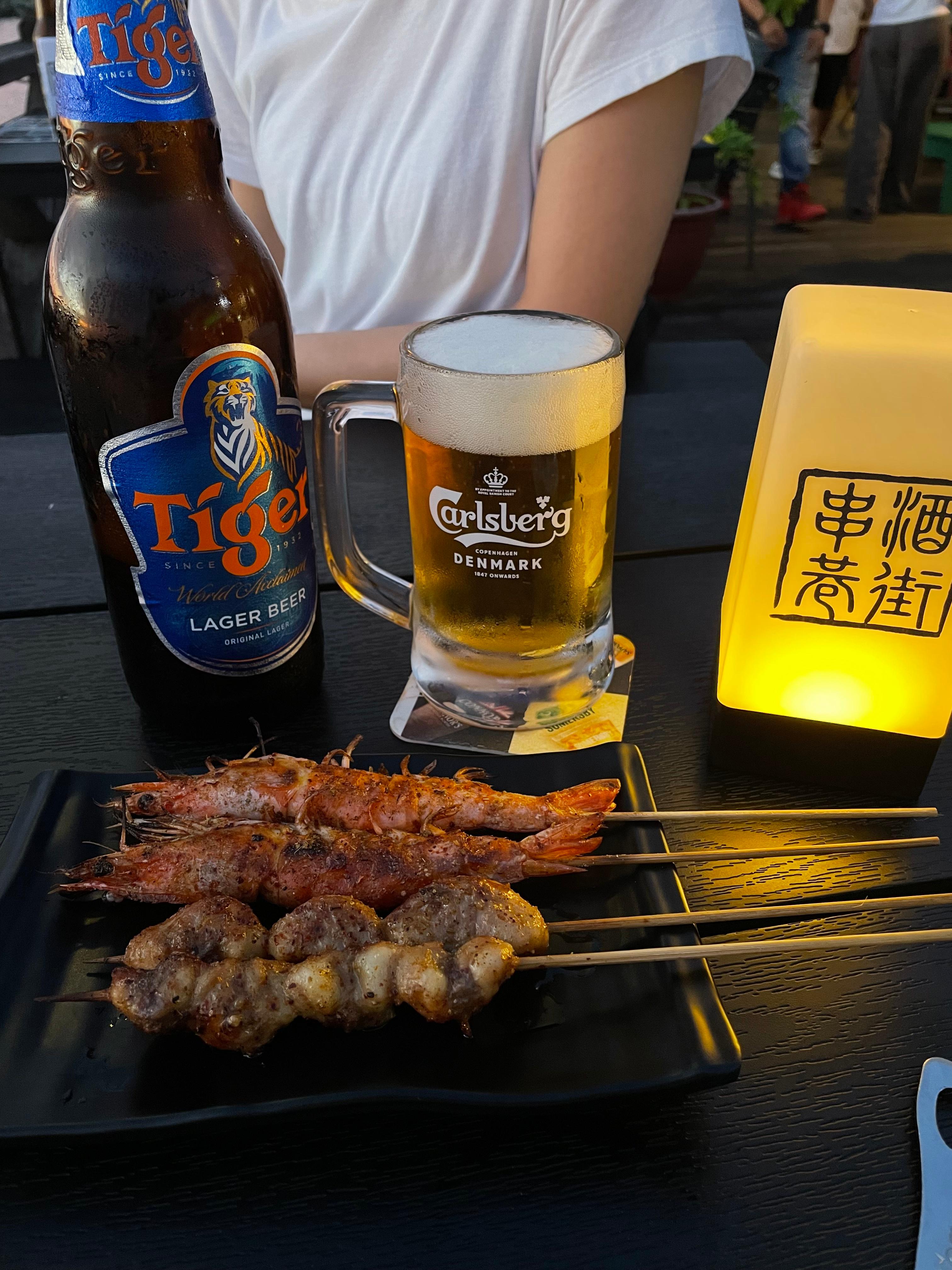 코타키나발루 해변에서의 맥주와 안주