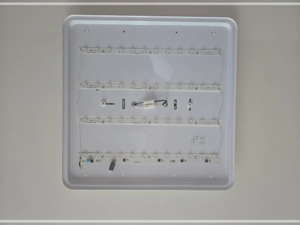 안방-LED-전등-셀프-교체-커버-떼낸모습