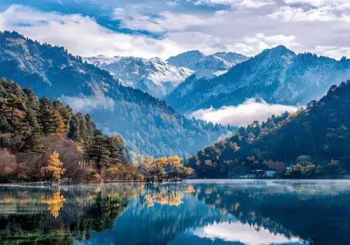 에메랄드빛-호수와-울창한-산림이-어우러진-독특하고-아름다운-구채구