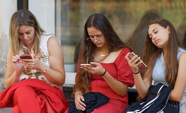 스마트폰이 눈 떨림을 유발할까?관련 사진