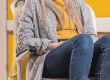 척추디스크 구조를 설명하는 의료진의 디스크 모형