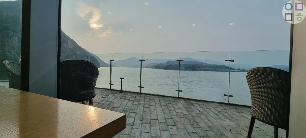 카페에서-보는-북한강-뷰-야외-실내