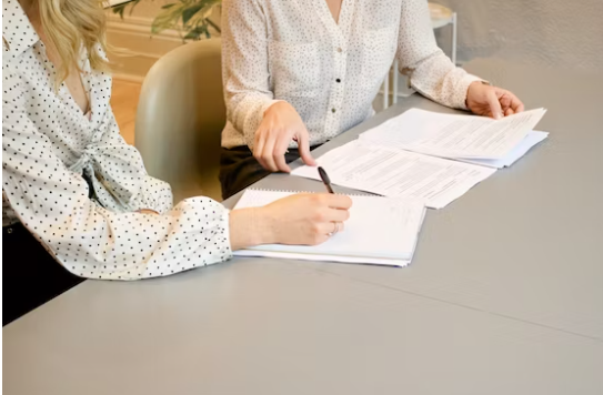 신의성실의-원칙에-입각하여-계약서를-두여성이-작성하고-있다