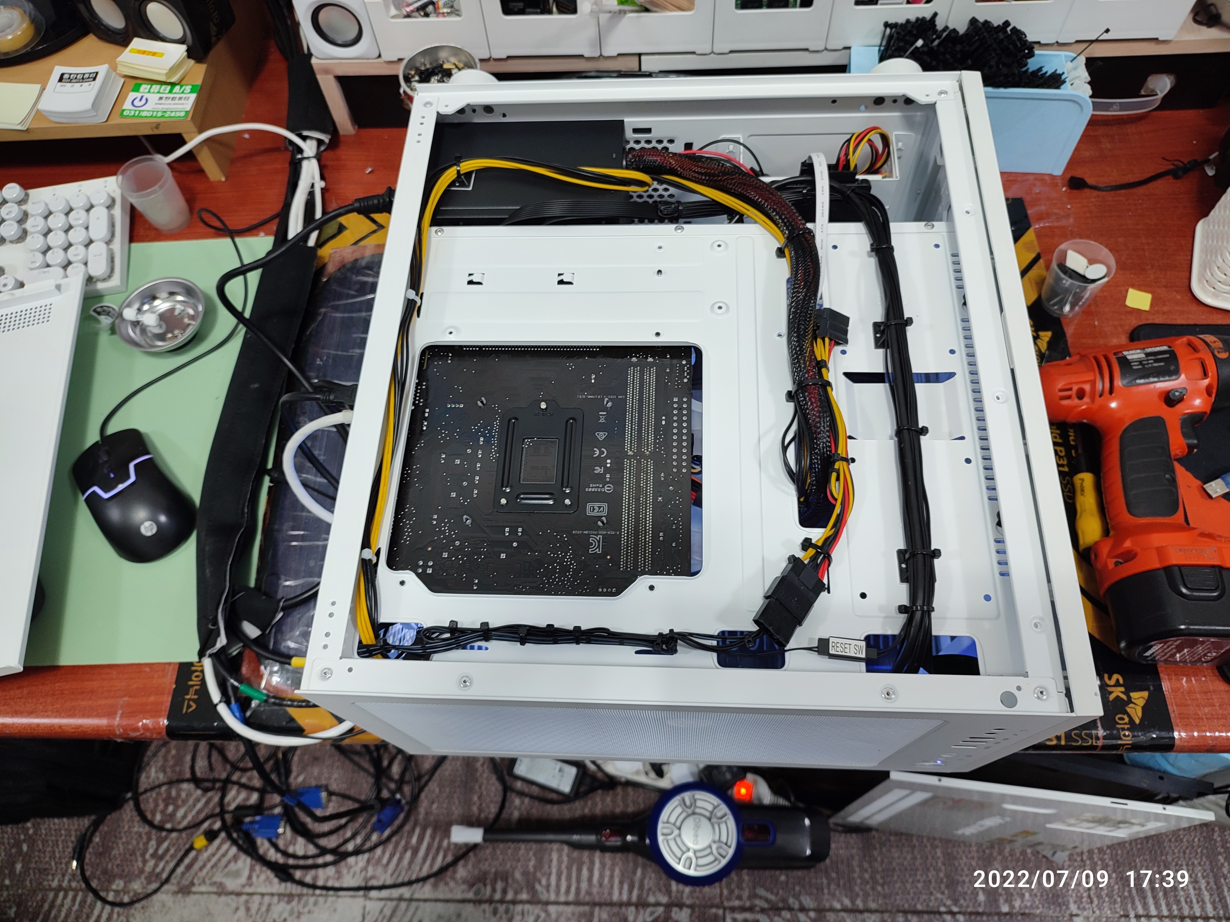 케이스 뒤면 선정리입니다.