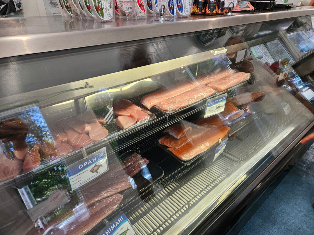 하와이 힐로 Suisan Fish Market 매장 내부