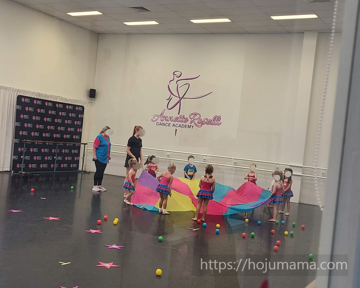 아이들이 Annette Roselli Dance Academy 스튜디오에서 레디 셋 댄스 수업을 즐기고 있는 모습