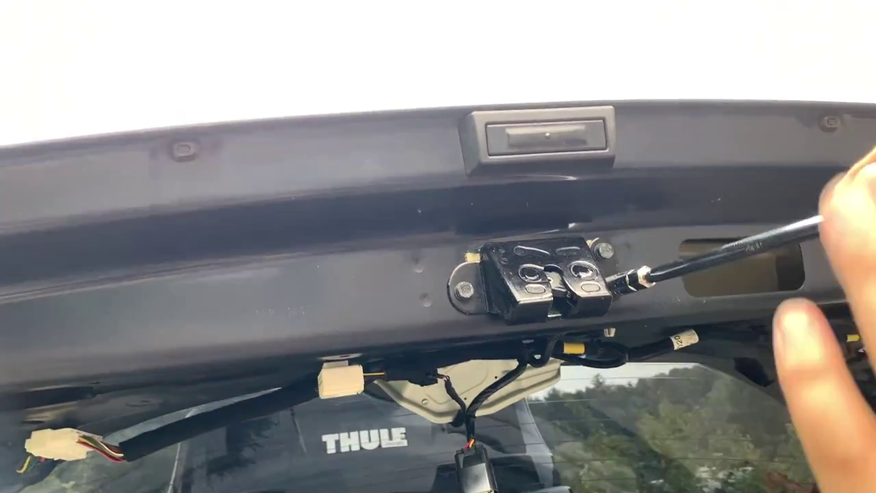 10mm 스패너로 나사를 푼다