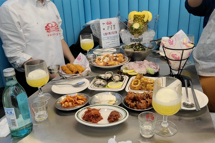 퓨전음식처럼 보이기도 하는데, 해산물에 치킨과 어니언링 튀김까지 나와 메뉴자체의 조합이 재미있네요.