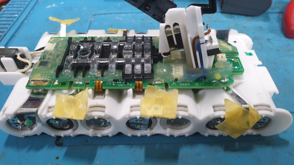 다이슨 v10 배터리 내부 모습