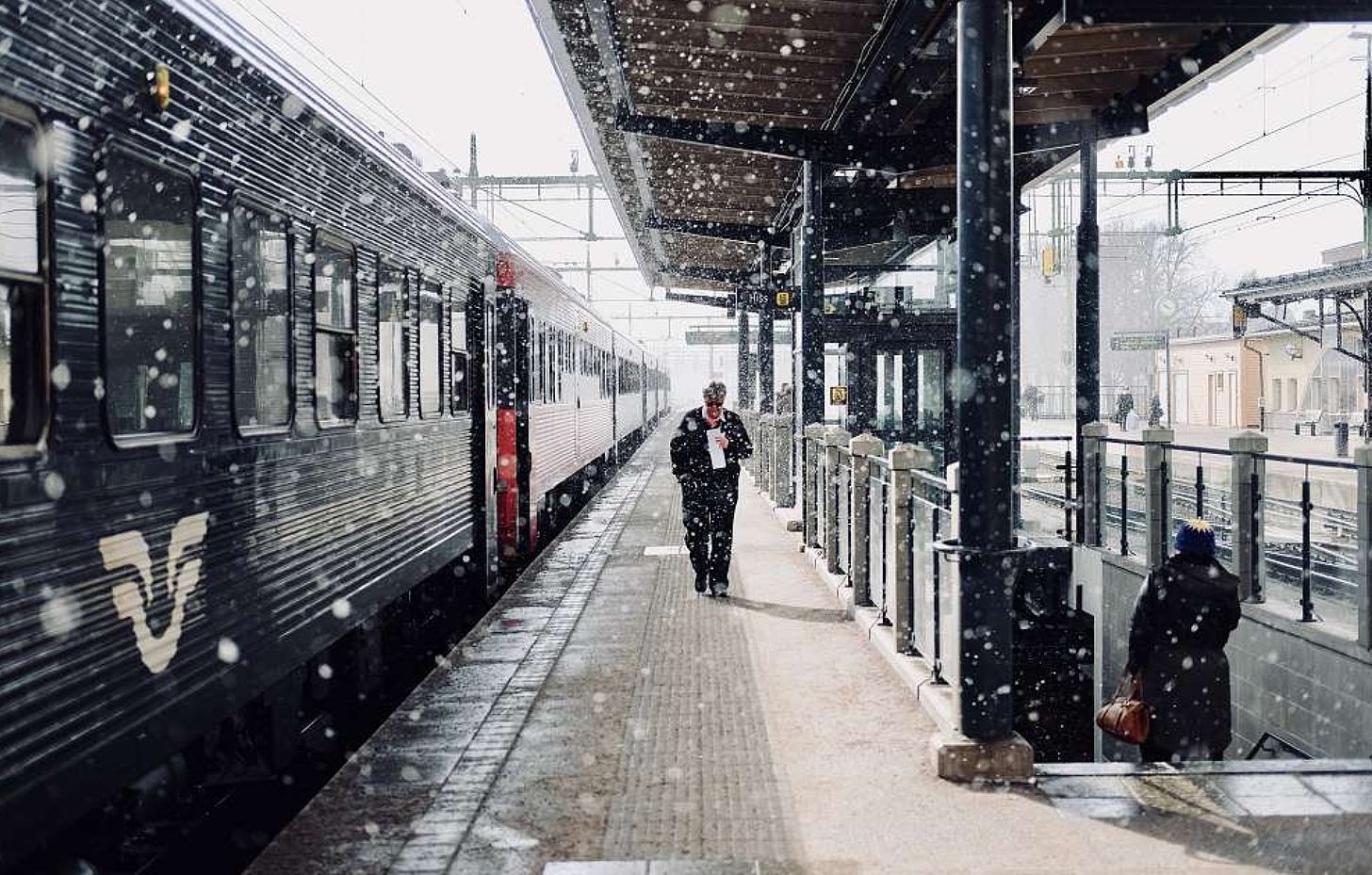 무궁화호 에서 내려 걸어가는 사람