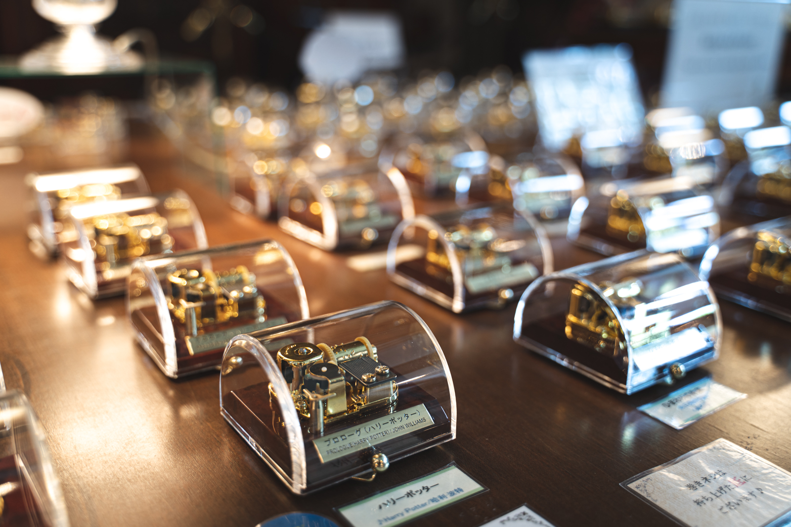 예쁜 오르골들이 책상에 진열되어 있다.