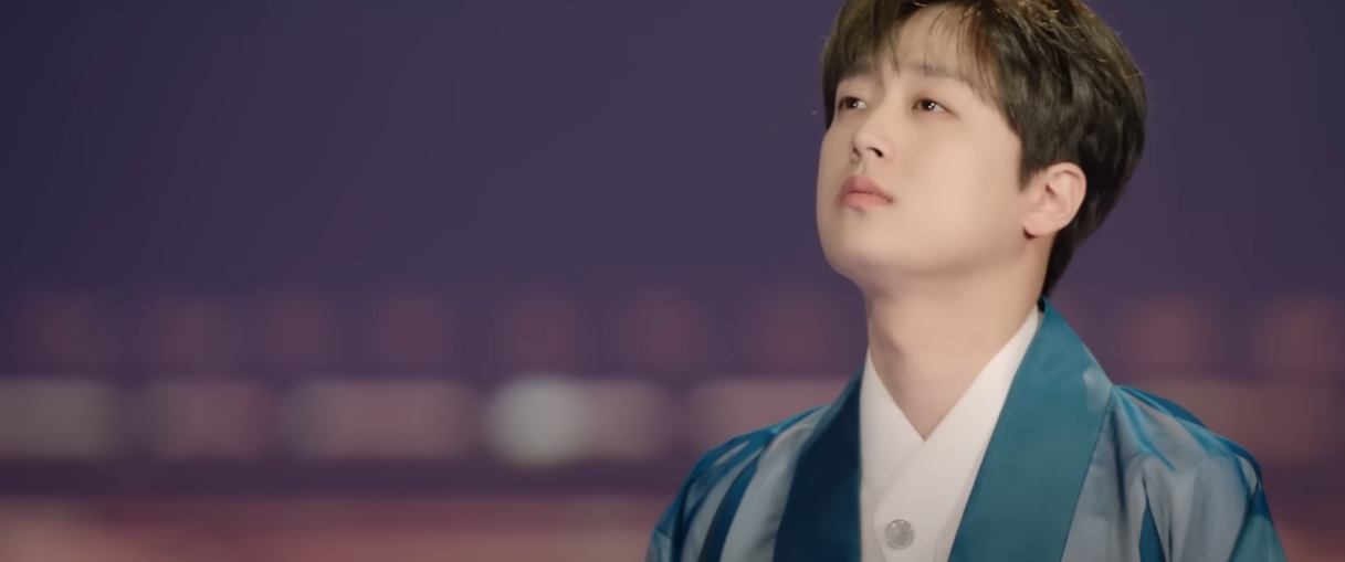 먼곳을 바라보는 이찬원의 오프닝