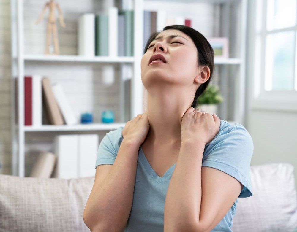 목과 어깨 통증으로 고통받는 여성, 만성 통증과 우울감의 연관성을 보여주는 이미지 via canva