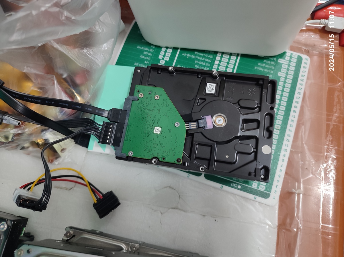 손님의 하드디스크를 제 컴퓨터에 연결해서 점검 중