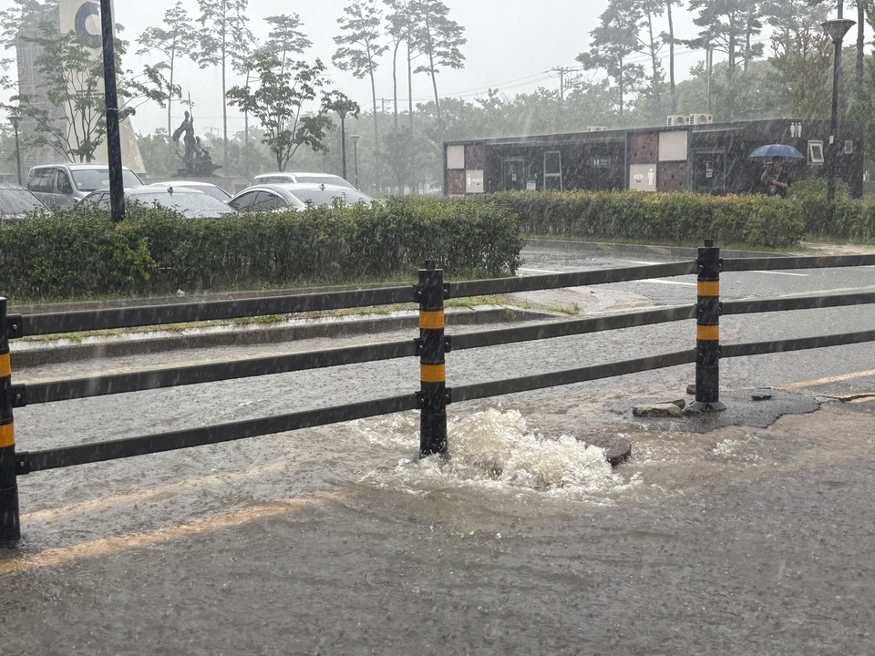 물바다 된 인천, 기록적 폭우로 도로 곳곳 침수