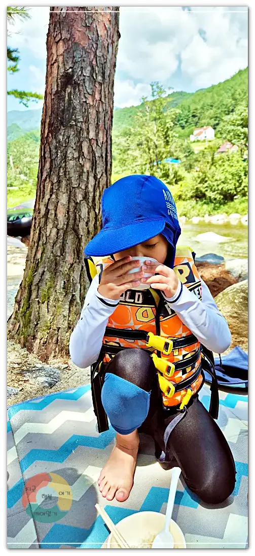 장천계곡-물마시는아이-파란수영모-소나무기둥