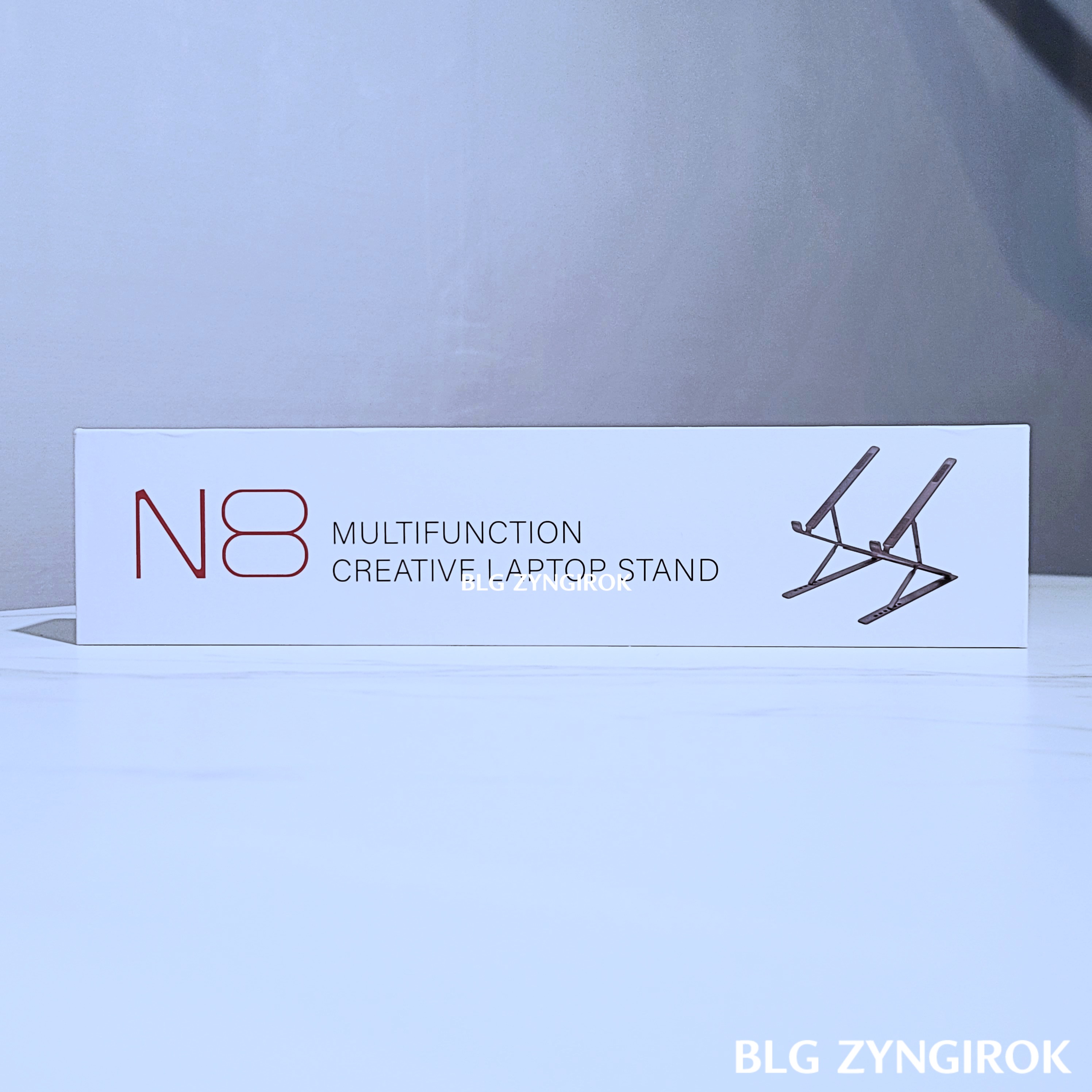 N8 노트북 거치대 상자가 테이블 위에 놓여있다. 