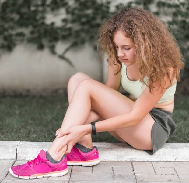 과도한 운동으로 발바닥 통증을 호소하는 여성