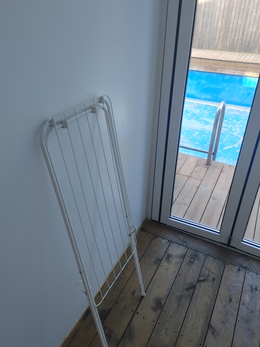 한여름에는 실외풀을 운영하니깐, 젖은 옷은 행거에 걸어 놓으면 됨!