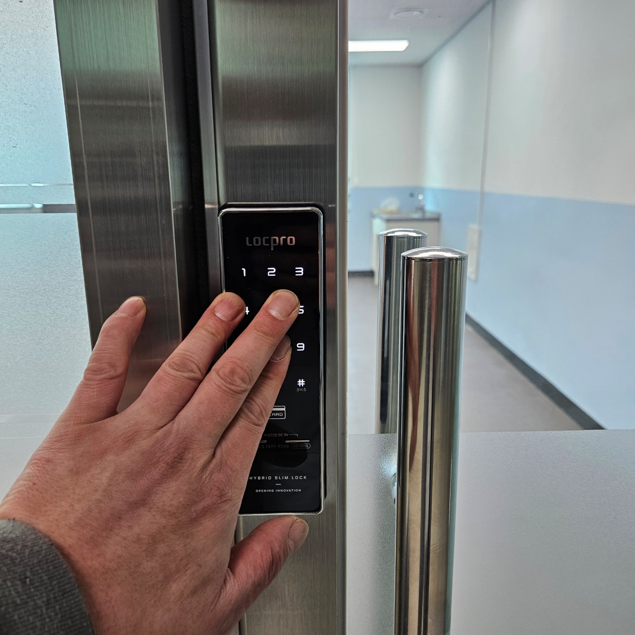 학교 교사실 손 끼임 방지 세이프 도어 샤시문 도어락 디지털 전자 번호키 설치