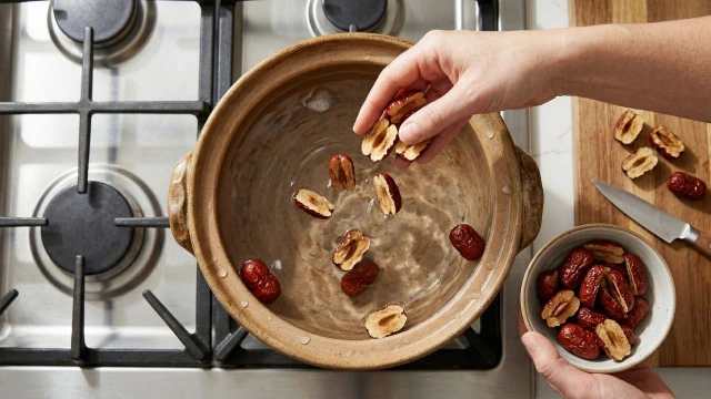 씨 제거한 대추를 냄비에 찬물과 함께 넣기