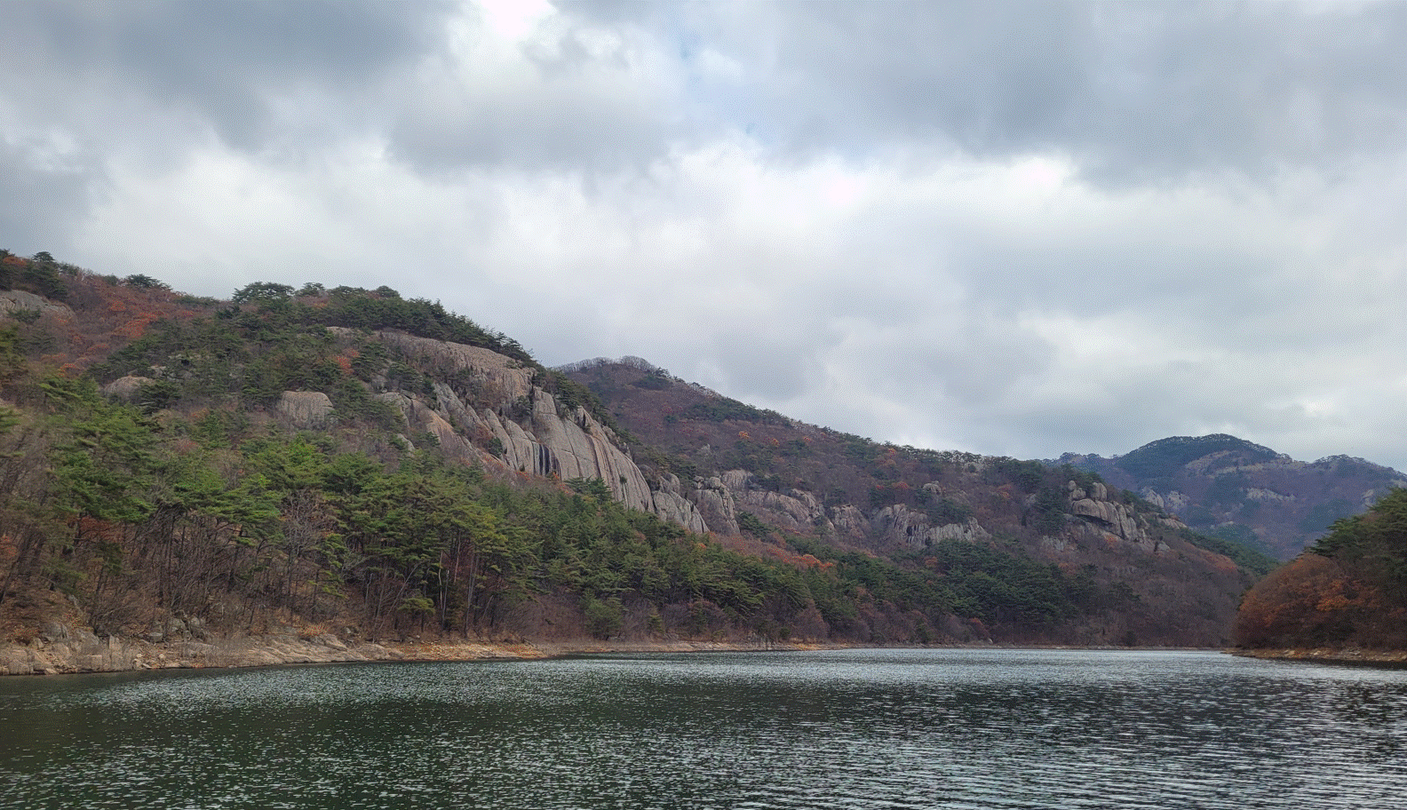 부안댐에 있는 호수와 산이 보이는 전경
