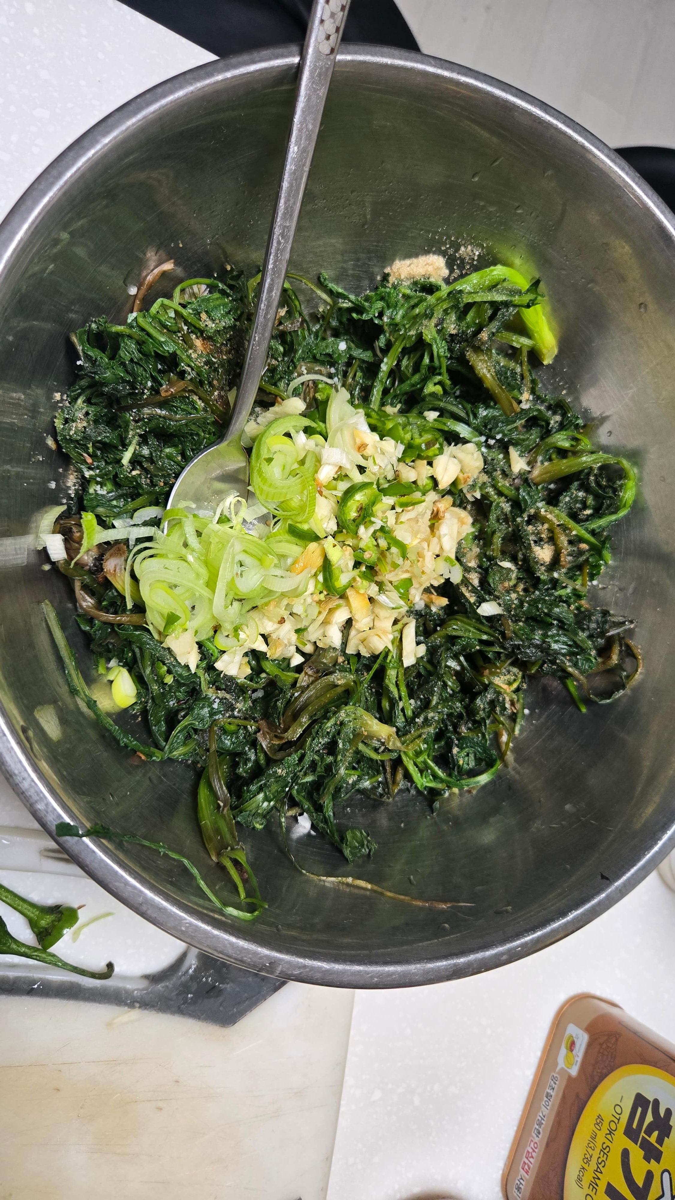 너무 세게 비비지 말고 살살 버무리기