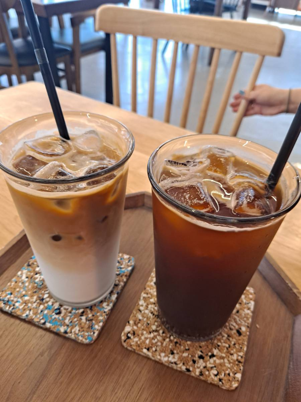 테이블 위 아이스 아메리카노와 라떼