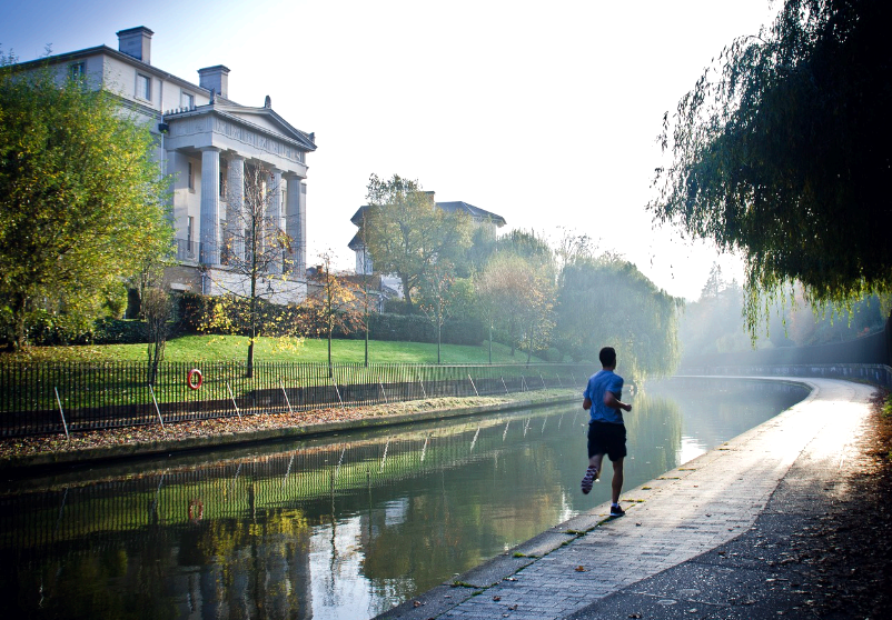 아침 운동으로 조깅을 하는 모습