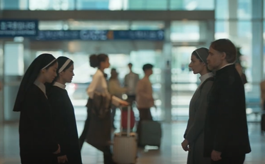 장미십자회 신부와 수녀를 만나는 유니아 수녀와 미카엘라 수녀