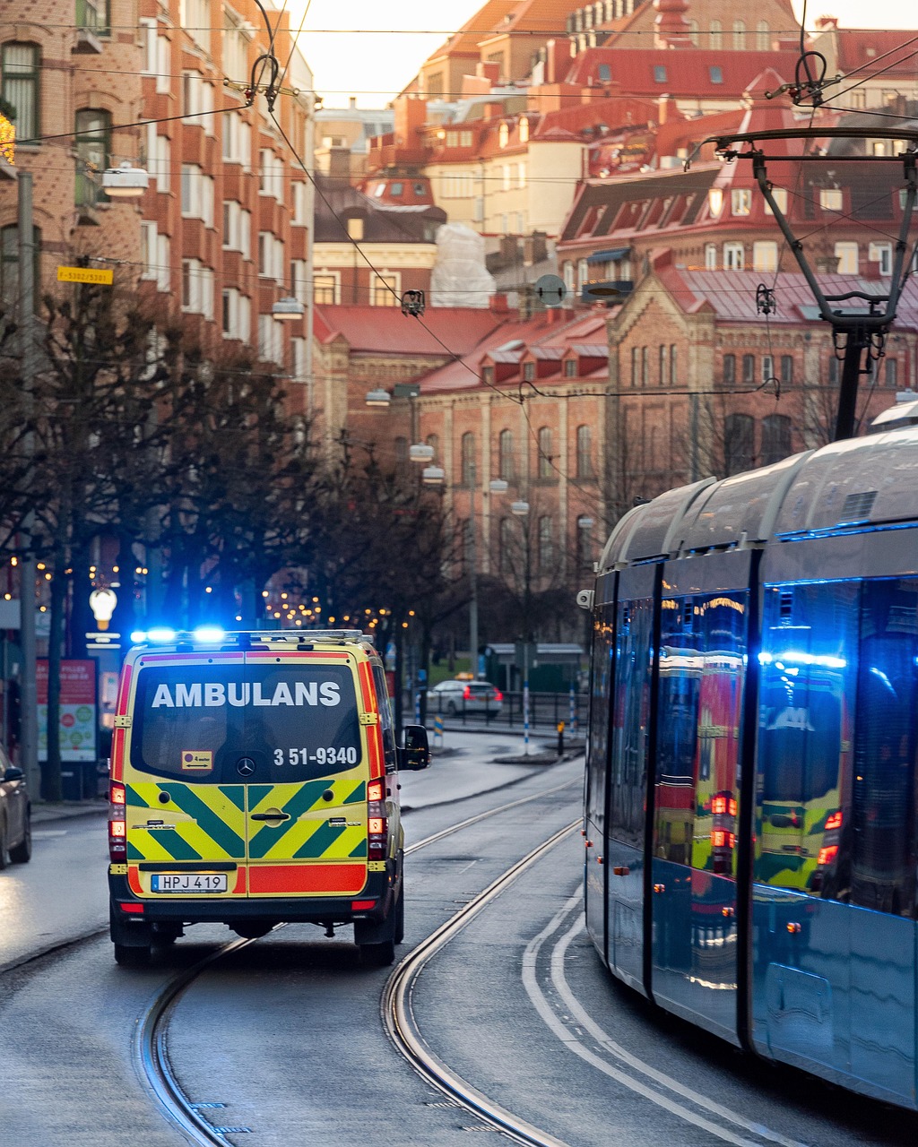 거리를 질주하는 앰뷸런스 사진