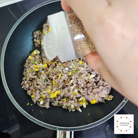 간장 달걀 볶음밥-통깨 뿌리기