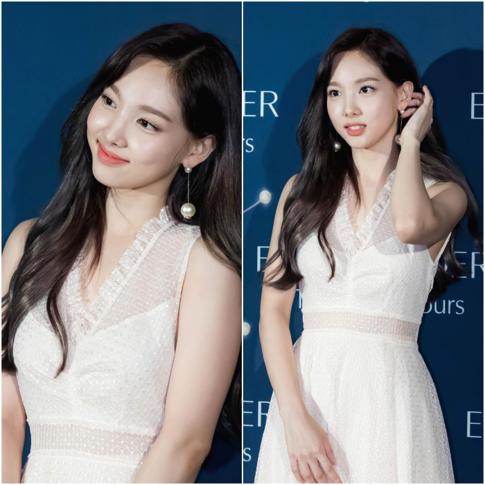 고개를 기울이고 머리를 넘기는 나연 사진