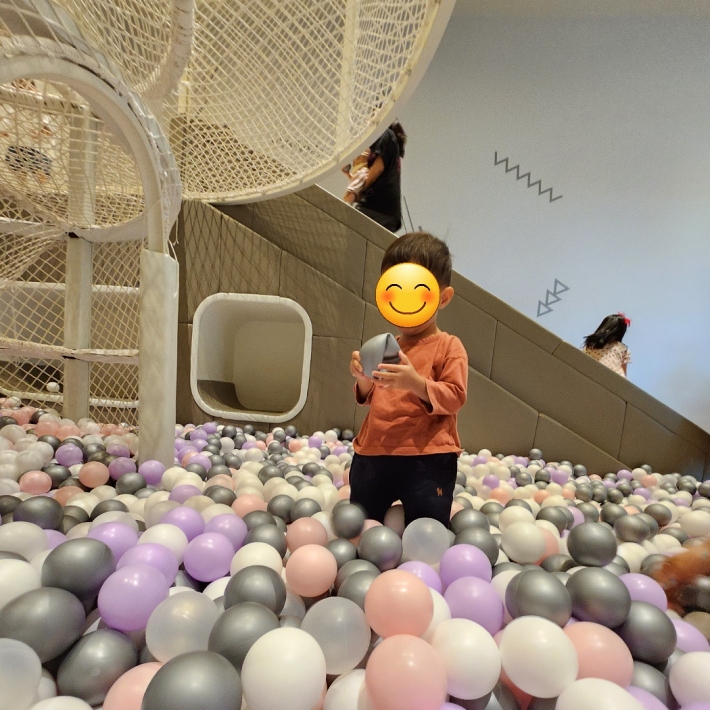 아일랜드 리솜 1층에 있는 볼풀장