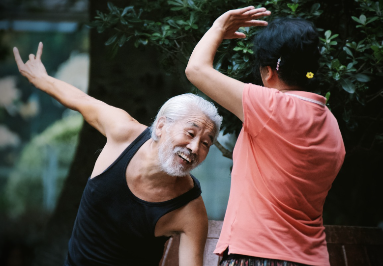 즐거운 시간을 보내는 노인부부