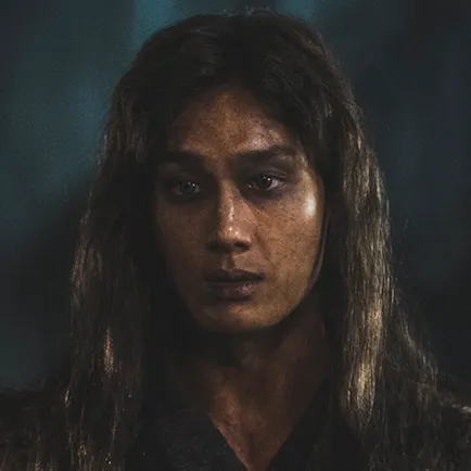 긴 갈색 머리의 30대 남성이 허름한 검은 옷을 입은 아라문의 검 노스나호 캐릭터