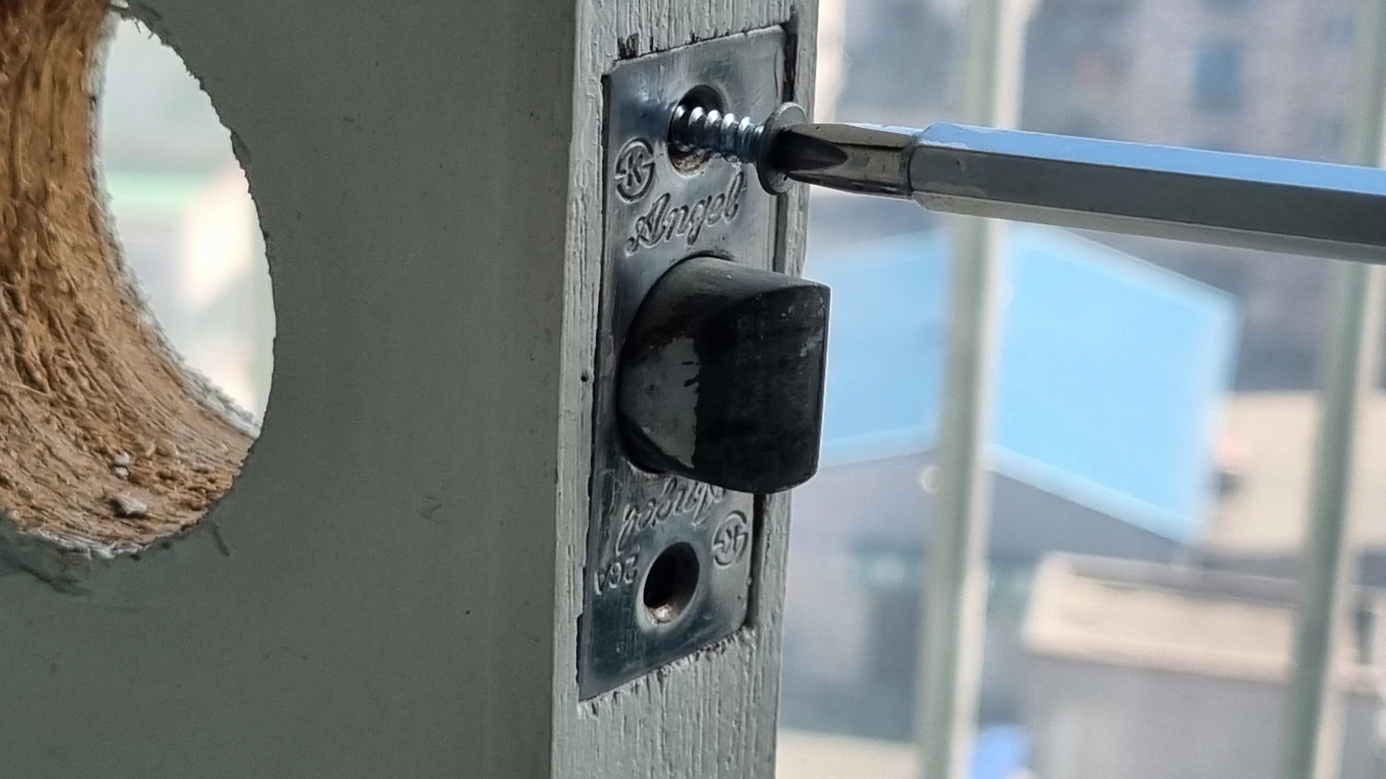 걸쇠 부품 고정 볼트 푸는 모습