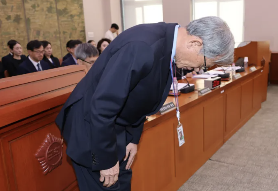 친일파 유묵 전시 논란에 대해 사과하고 사퇴하는 유홍준 국립중앙박물관장