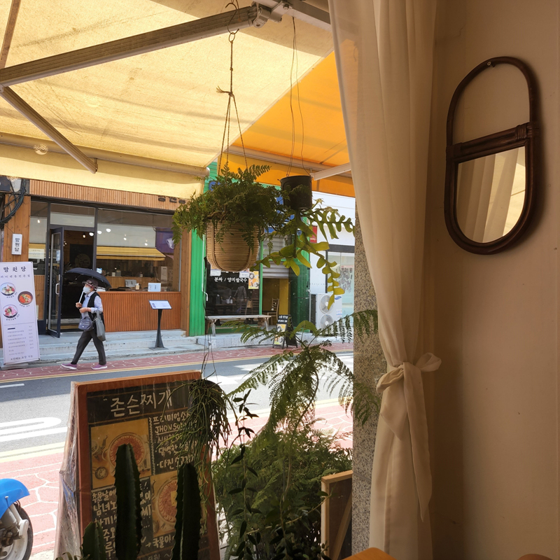 밀면집_창가자리