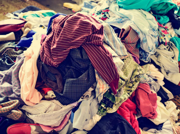 헌옷 수거함에 버리면 안 되는 옷들