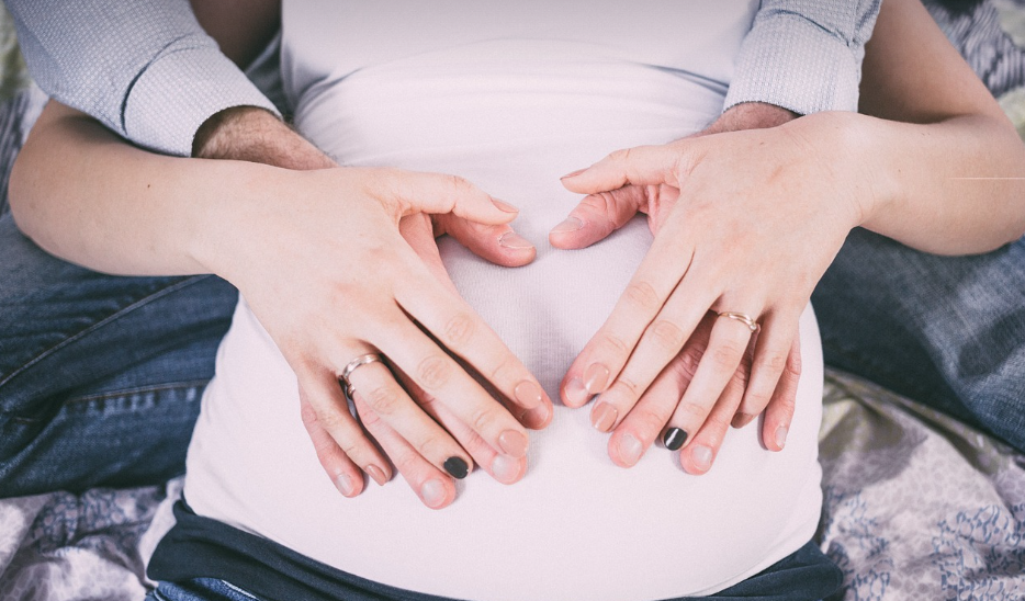 출산을 앞둔 부부 사진