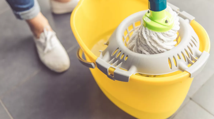 노란색 양동이에 담긴 걸레(이미지 출처: Shutterstock)