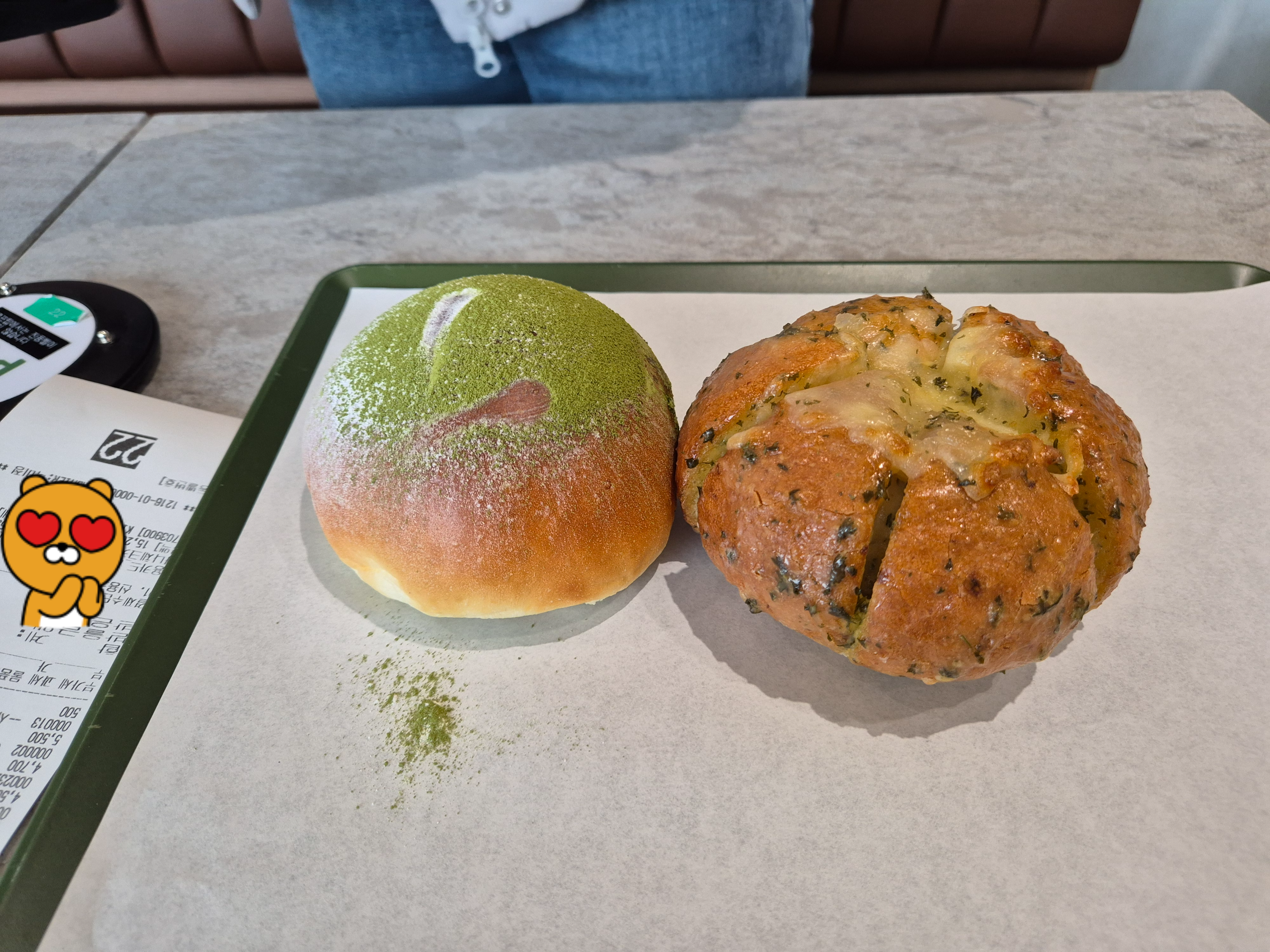 카페 N&D 주문 한 빵 2개 말차팥생크림, 육쪽마늘빵