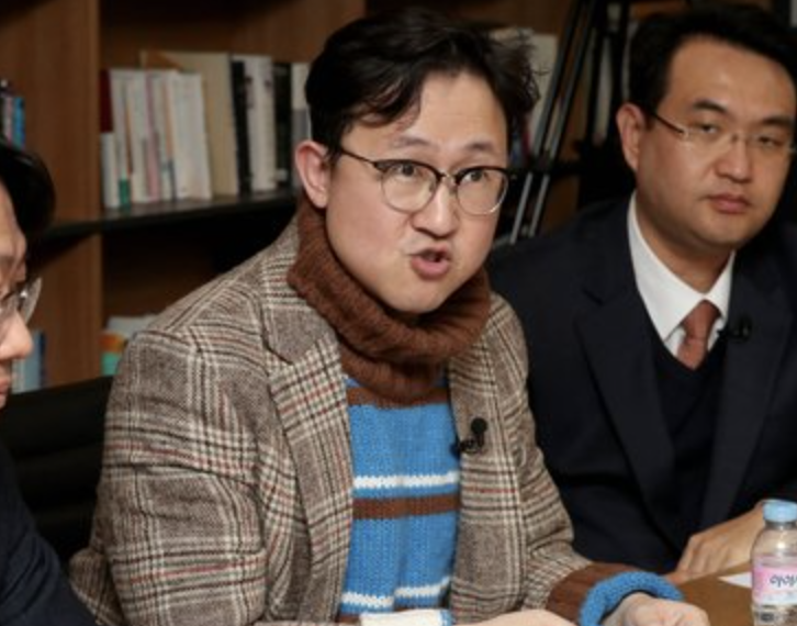 유재일 평론가