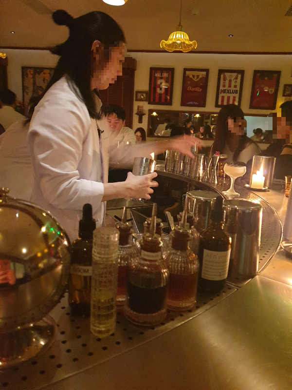  뒷쪽 벽 AC 밀란 축구 관련 유니폼 액자들이 보인다.