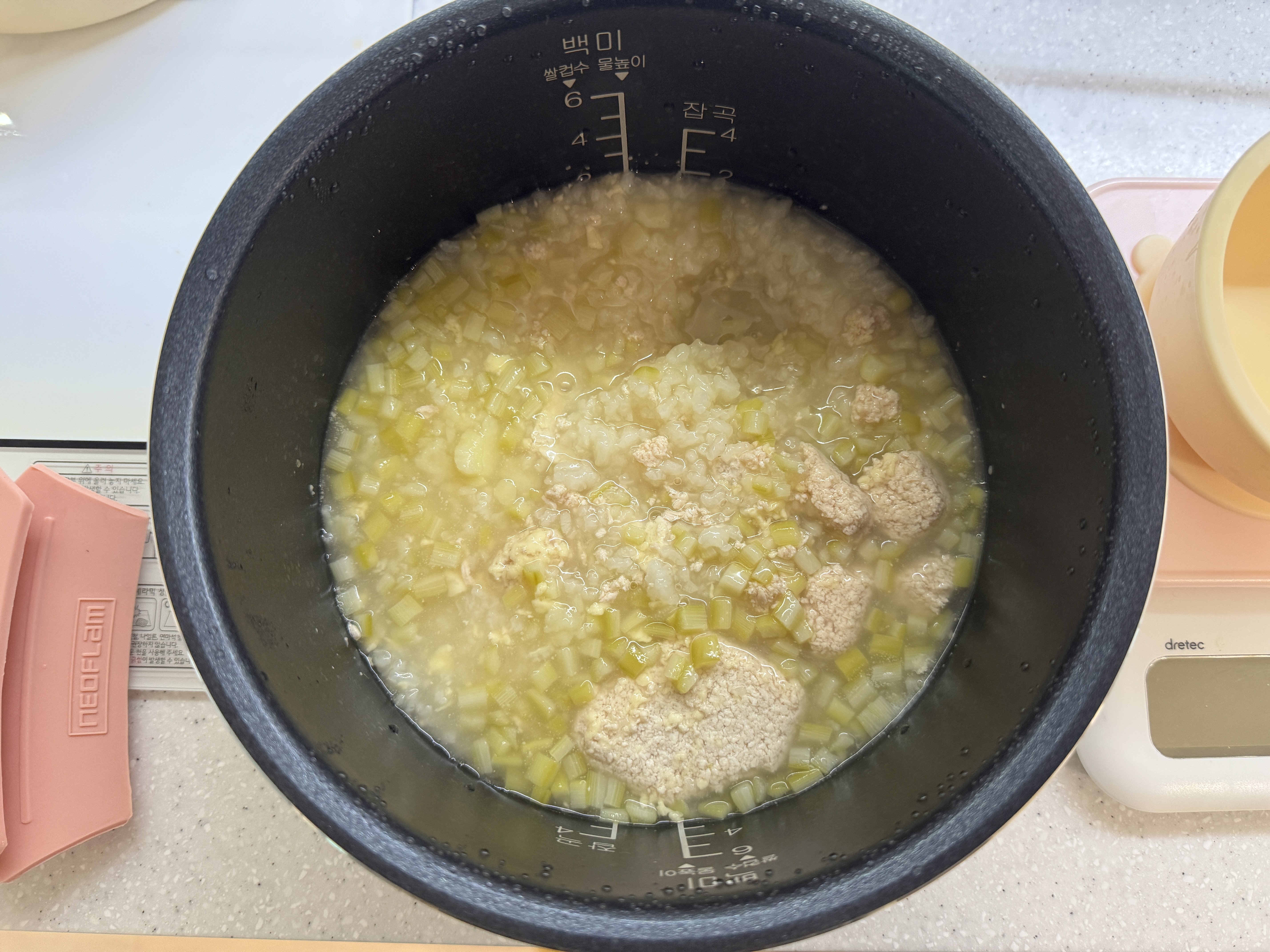 닭고기아스파라거스감자치즈 죽이 완성된 사진