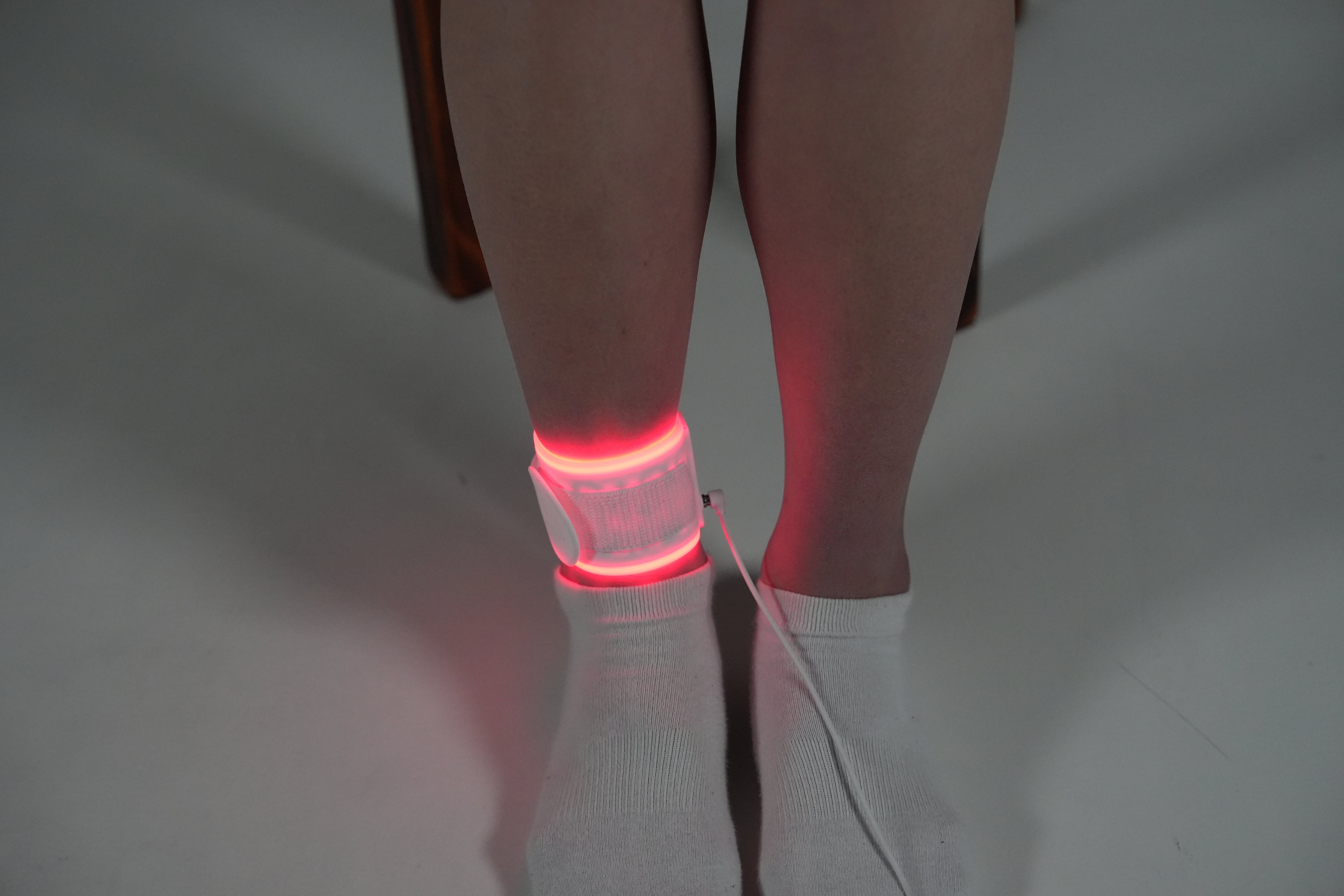 판타리얼의 근적외선 온열찜질기를 발목에도 사용하는 모습