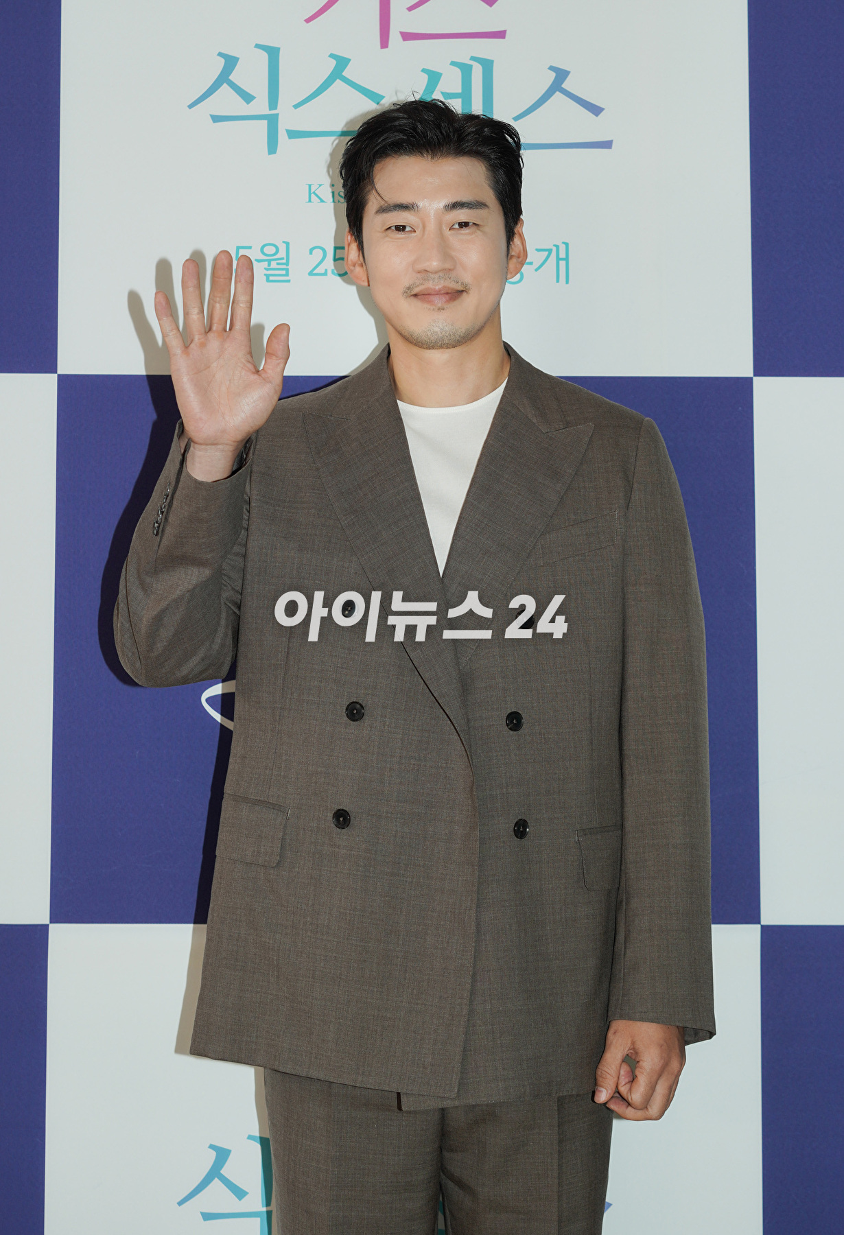 배우 윤계상이 25일 온라인으로 진행된 디즈니+ 오리지널 &#39;키스 식스 센스&#39; 제작발표회에 참석해 포즈를 취하고 있다. [사진=디즈니+]