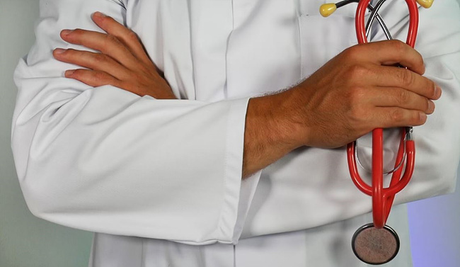 청진기 들고 있는 의사 사진,출처: unsplash 제공