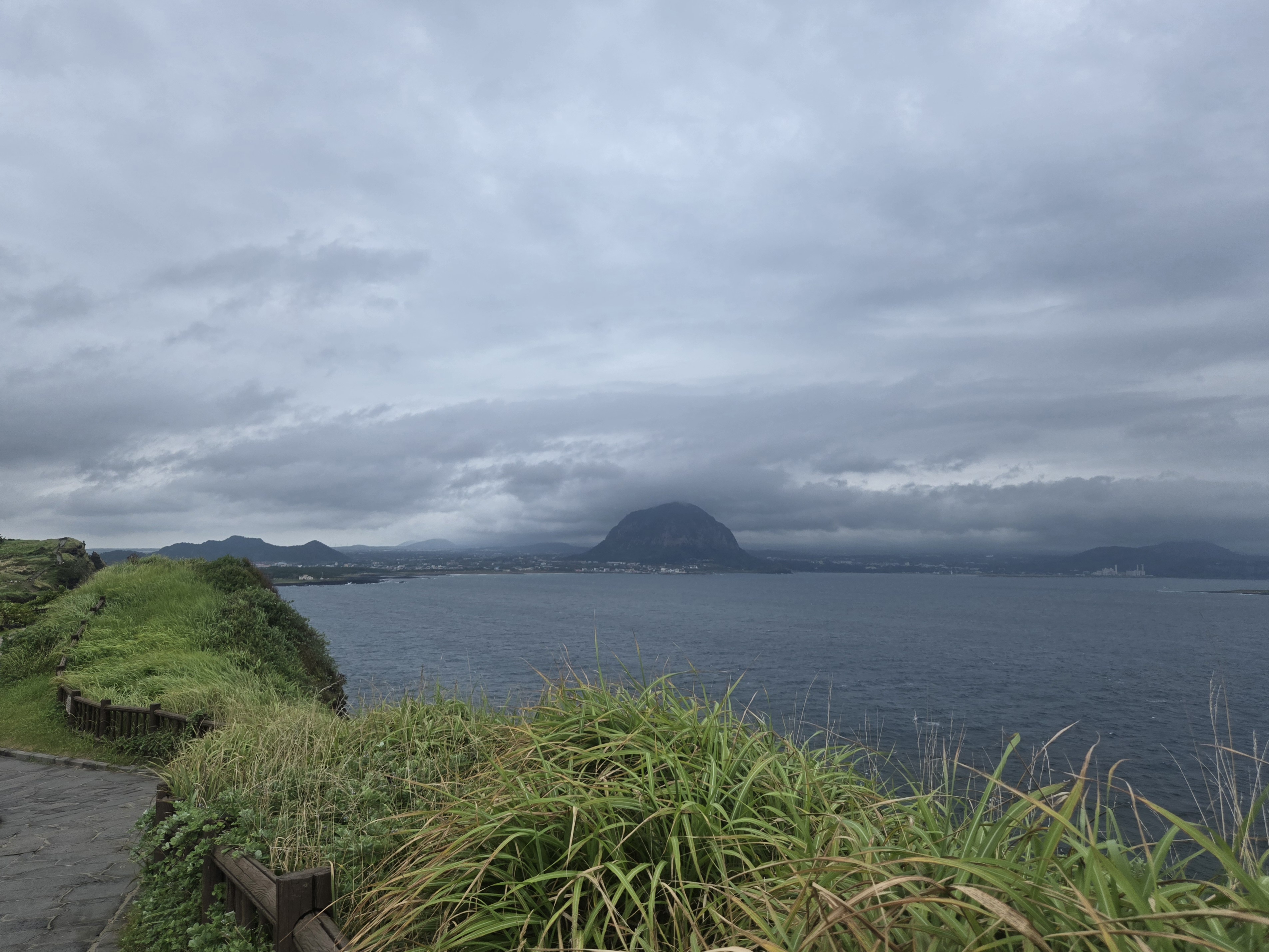 송악산에서 본 산방산